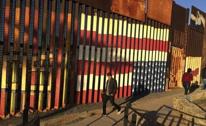 El muro entre M&eacute;xico y EE UU en Tijuana. 