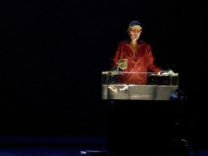 Imagen de la escena que ha sido censurada en la obra 'Arrojad mis cenizas sobre Micky' dirigida por Rodrigo García, representada en el Teatro María Guerrero.