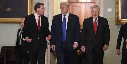 Donald Trump, con los senadores John Barasso (izda.) y Mitch McConnell, en el Capitolio (Washington DC).