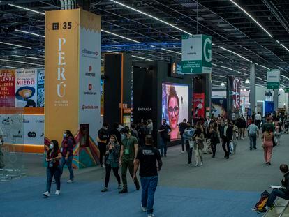 Asistentes a la Feria Internacional del Libro de Guadalajara 2021.