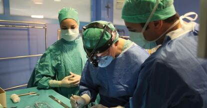 Personal sanitario en un quirófano.