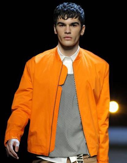 5. Moisés Nieto presentó un avance de Dos Studio, su nueva firma de moda para hombre, con la prenda más necesaria del ahora: la chaqueta bomber.