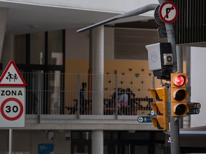 En la imagen uno de los nuevos radares de control de velocidad en la Calle Numancia.