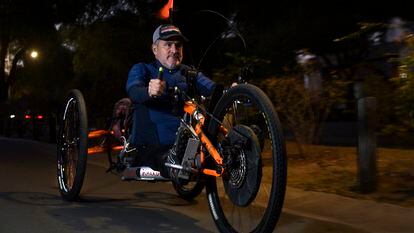 Jean Maggi, conduciendo una bicicleta adaptada.