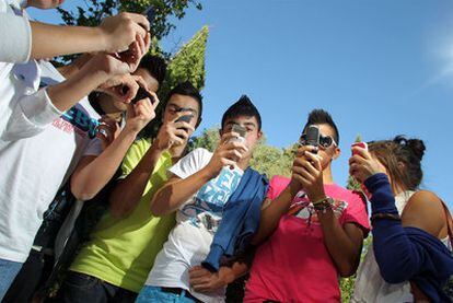 Los jóvenes han integrado el uso de la tecnología en su rutina diaria y no renuncian a ella.