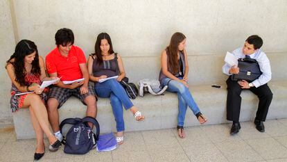 Un grupo de alumnos chilenos estudia para una prueba, en una imagen de archivo.