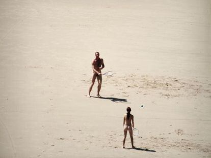 Nudistas en una playa asturiana.