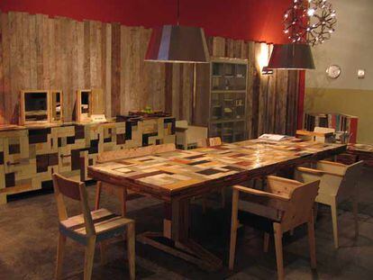 Muebles realizados por el diseñador holandés Piet Hein Eek a partir de restos de madera.