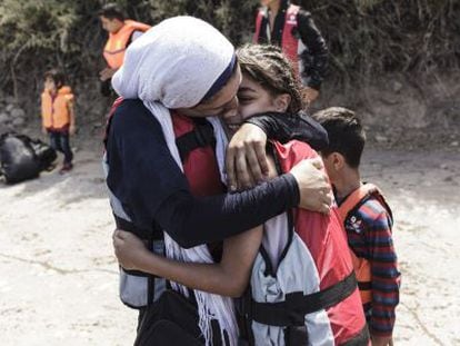 Migrantes llegados hoy a Lesbos se abrazan tras cruzar el Egeo 