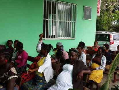 Mujeres embarazadas esperan ser atendidas en el hospital Saint Joseph de Monrovia. 