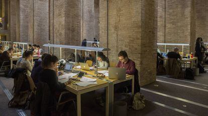 Estudiants en una biblioteca de la Universitat Pompeu Fabra, Barcelona.