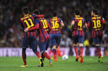 Los jugadores del Barça celebran uno de los goles en el Bernabéu