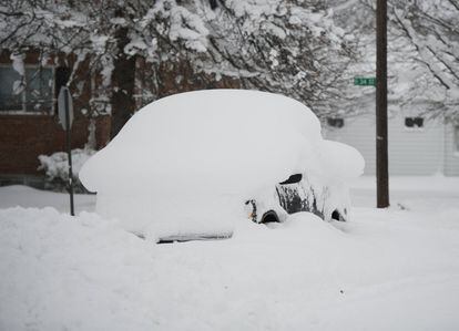 El gobernador de Pensilvania, Tom Wolf, anunció que la Guardia Nacional estaba "proporcionando vehículos militares todo terreno de alto rendimiento para ayudar a las agencias locales con la emergencia médica y la respuesta de la policía". En la imagen, un coche cubierto de nieve después de dos días de una nieve sin precedentes en Erie.