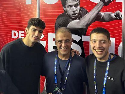 El fundador de AppPadel, Roger Llohis, (centro) con la pareja número 1 del mundo formada por Agustín Tapia  (derecha) y Arturo Coello.