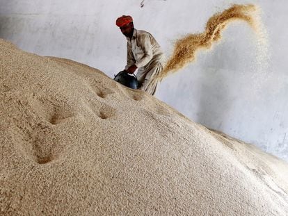 Un hombre trabaja en una fábrica de procesamiento de arroz en Muridke, Pakistán, el 12 de agosto.