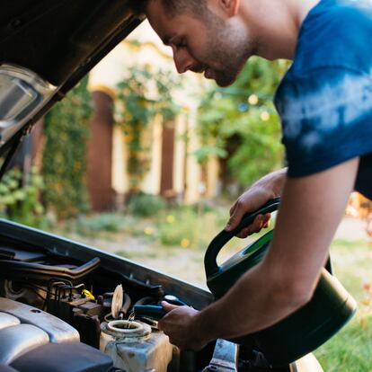 Antes de realizar un viaje largo en verano conviene revisar todos los niveles. GETTY IMAGES.