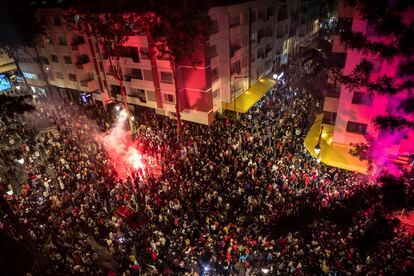 Miles de personas celebran en las calles de Rabat el paso de Marruecos a los cuartos del Mundial de Qatar.