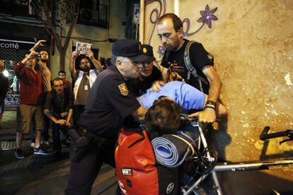 La Policía Nacional durante la detención de dos ciudadanos durante la manifestación de funcionarios públicos por el centro de Madrid para protestar por los recientes recortes aprobados por el Gobierno central.