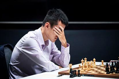 Liren Ding, durante su partida con Radyábov en la 12ª ronda del Torneo de Candidatos de Madrid