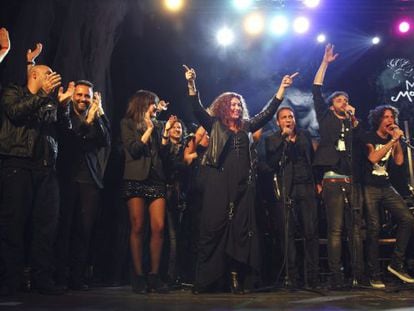 Los artistas saludan al p&uacute;blico durante el concierto homenaje al cantaor granadino Enrique Morente celebrado en La Riviera, de Madrid. 