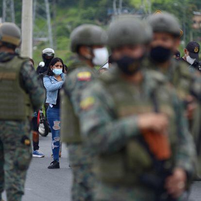 El Gobierno desplegó policías y militares en los centros de rehabilitación tomados en Ecuador, este martes.