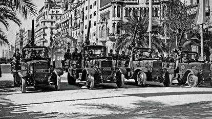 Desfilada de la Victòria per l'avinguda Diagonal el 1939. Arxiu Fotogràfic de Barcelona / Pérez de Rozas