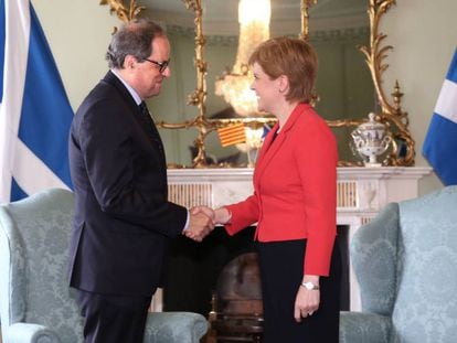 Quim Torra i Nicola Sturgeon es donen la mà a Escòcia.