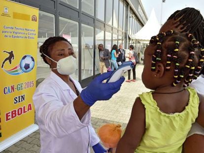 Un operario realiza pruebas de detección de ébola en Guinea.