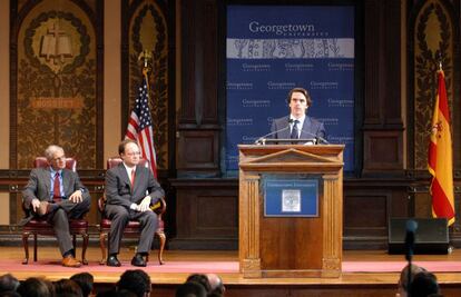 Aznar en la Universidad de Georgetown, en Washington. En los últimos días de su mandato Aznar entró en contacto con John J. DeGioia (en el centro de la imagen), para prestar servicios como profesor distinguido en esta universidad dirigida por los jesuitas. Uno de sus valedores fue Madeleine Albright, secretaria de Estado con Bill Clinton. 24 horas más tarde de esta imagen se estrenaba como "profesor distinguido en la práctica del liderazgo mundial". En esta universidad Aznar organizó entre 2004 y 2011 el Competitiveness Leadership Program destinado a educar a jóvenes neoliberales latinoamericanos.