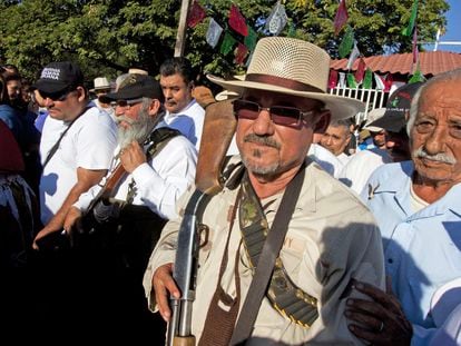 Hipólito Mora, líder de las autodefensas michoacanas camina en la comunidad de La Ruana.
