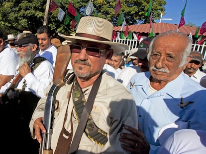 Hipólito Mora, líder de las autodefensas michoacanas camina en la comunidad de La Ruana.