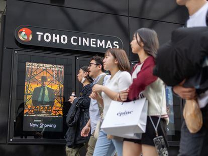 Un cartel de la película 'Oppenheimer' en el Toho Cinemas del barrio Roppongi de Tokio.