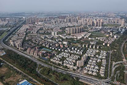 Vista aérea de un complejo residencial de Evergrande en Wuhan (China), este viernes.