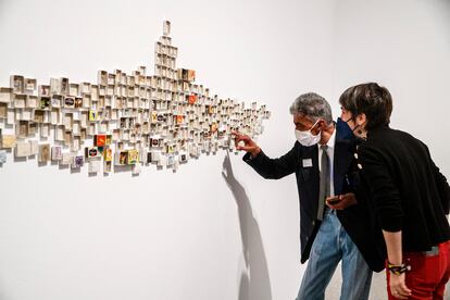 Mohammed Larbi Rahhali enseña su instalación 'Mi vida', compuesta por varios centenares de cajas de cerillas. La obra forma parte de 'Trilogía marroquí', en el Museo Reina Sofía.