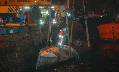 Two cranes refloat at the end of 2019 the 'narco-submarine' sunk in Cangas (Pontevedra).