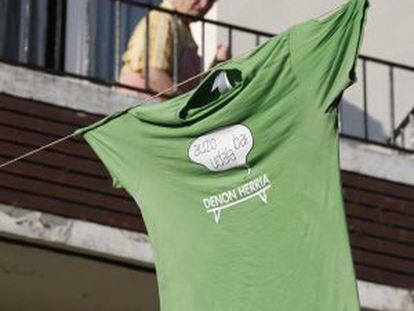 Una camiseta a favor de la entidad local de Itziar en un balcón del barrio.