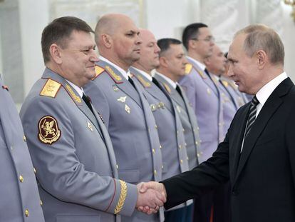 El presidente ruso, Vladímir Putin, saluda al nuevo jefe de logística del ejército ruso, Alexéi Kuzmenkov, en una fotografía distribuida por el Kremlin.
