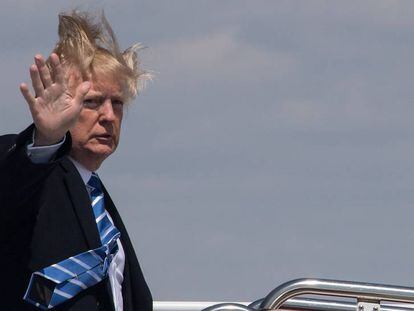 El presidente Donald Trump subiendo al Air Force One