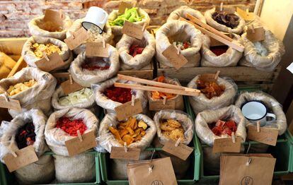 Algunos de los productos de Acre Mercado Amish, en Conde Duque.