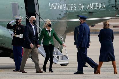 El presidente Joe Biden y la primera dama Jill Biden ayer en Base de la Fuerza Aérea Andrews, en Maryland.