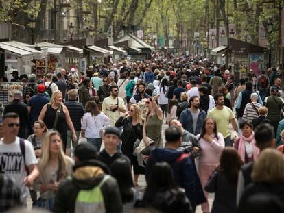 Las Ramblas de Barcelona repletas de turistas durante las vacaciones de Semana Santa.