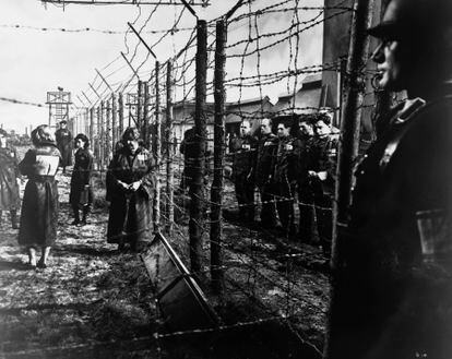 El alambre de espino electrificado que separaba a mujeres y hombres en un campo de concentración nazi sin identificar. 