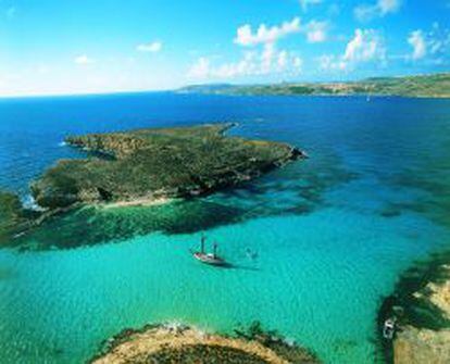 Vista aérea del mar que separa las islas de Malta y Gozo.