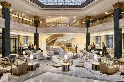 El trabajo de restauración del conjunto ha respetado elementos como las columnas de mármol verde en el que ahora es el 'lobby' del hotel Four Seasons.