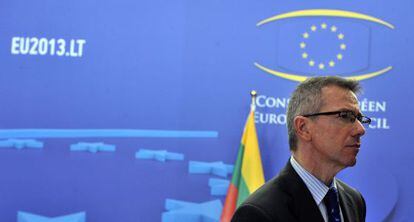 Bernardino León, en la rueda de prensa de este lunes en Bruselas.