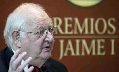 Angus Deaton, conocido por sus críticas a las políticas de austeridad, durante su primera rueda de prensa en España tras recibir el Nobel de Economía 2015.