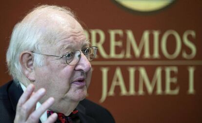 Angus Deaton, conocido por sus cr&iacute;ticas a las pol&iacute;ticas de austeridad, durante su primera rueda de prensa en Espa&ntilde;a tras recibir el Nobel de Econom&iacute;a 2015.