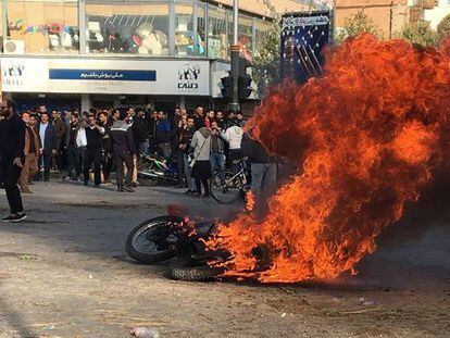 Manifestantes iraníes, en la ciudad de Isfahan, este sábado.