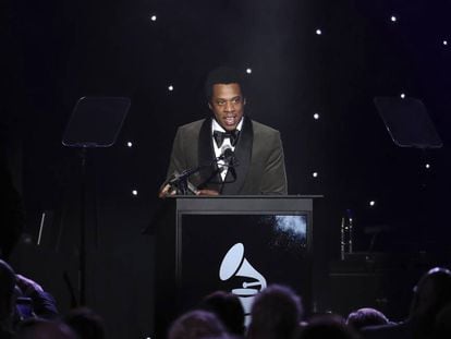 Jay- Z habla durante la ceremonia de ayer sábado previa a los Grammy que honró a los iconos de la industria discográfica.