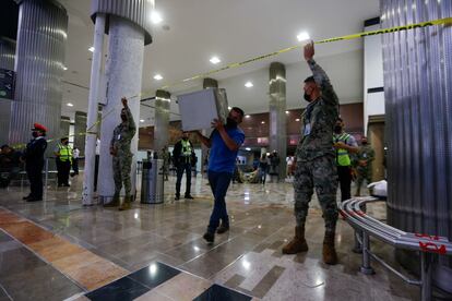 Elementos de la Marina y empleados del Aeropuerto Internacional de Ciudad de México desalojan el campamento de ex trabajadores de Mexicana de Aviación, en el aeródromo de Ciudad de México, el 2 de septiembre de 2022.